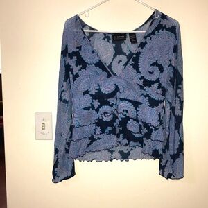 Vintage NY & Company Beautiful Blue & Pink paisley Long Flared sleeve Blouse.